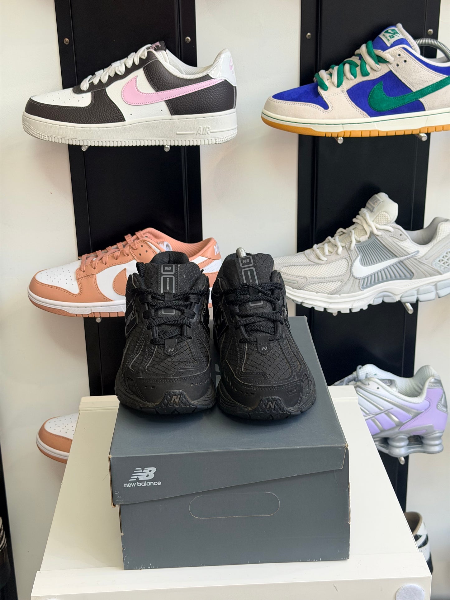 New balance 1906r triple black - taille 41,5