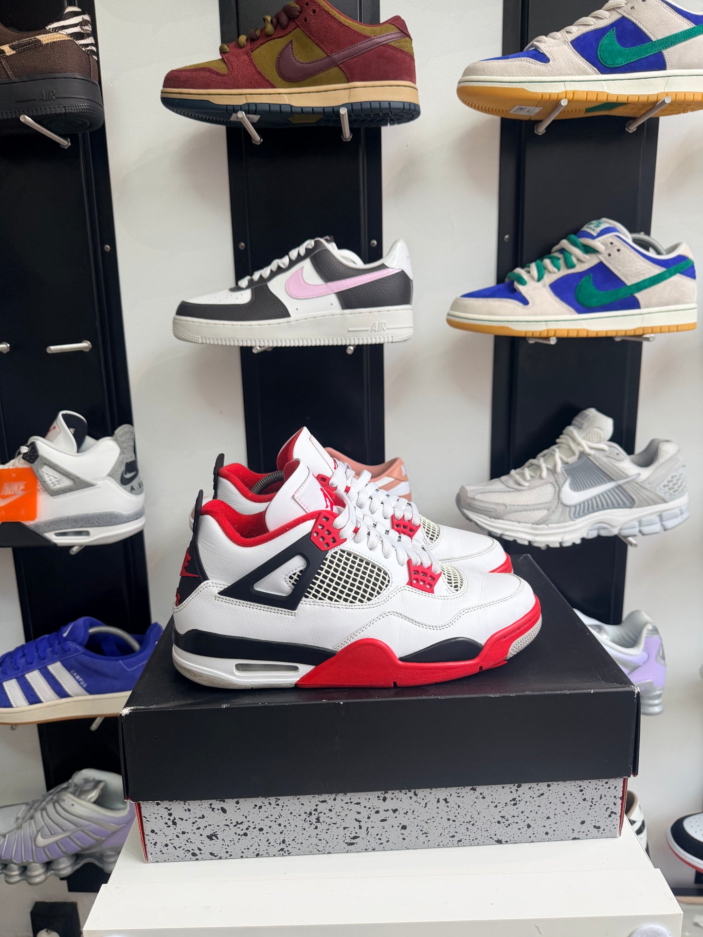 Jordan 4 fire red - taille 43