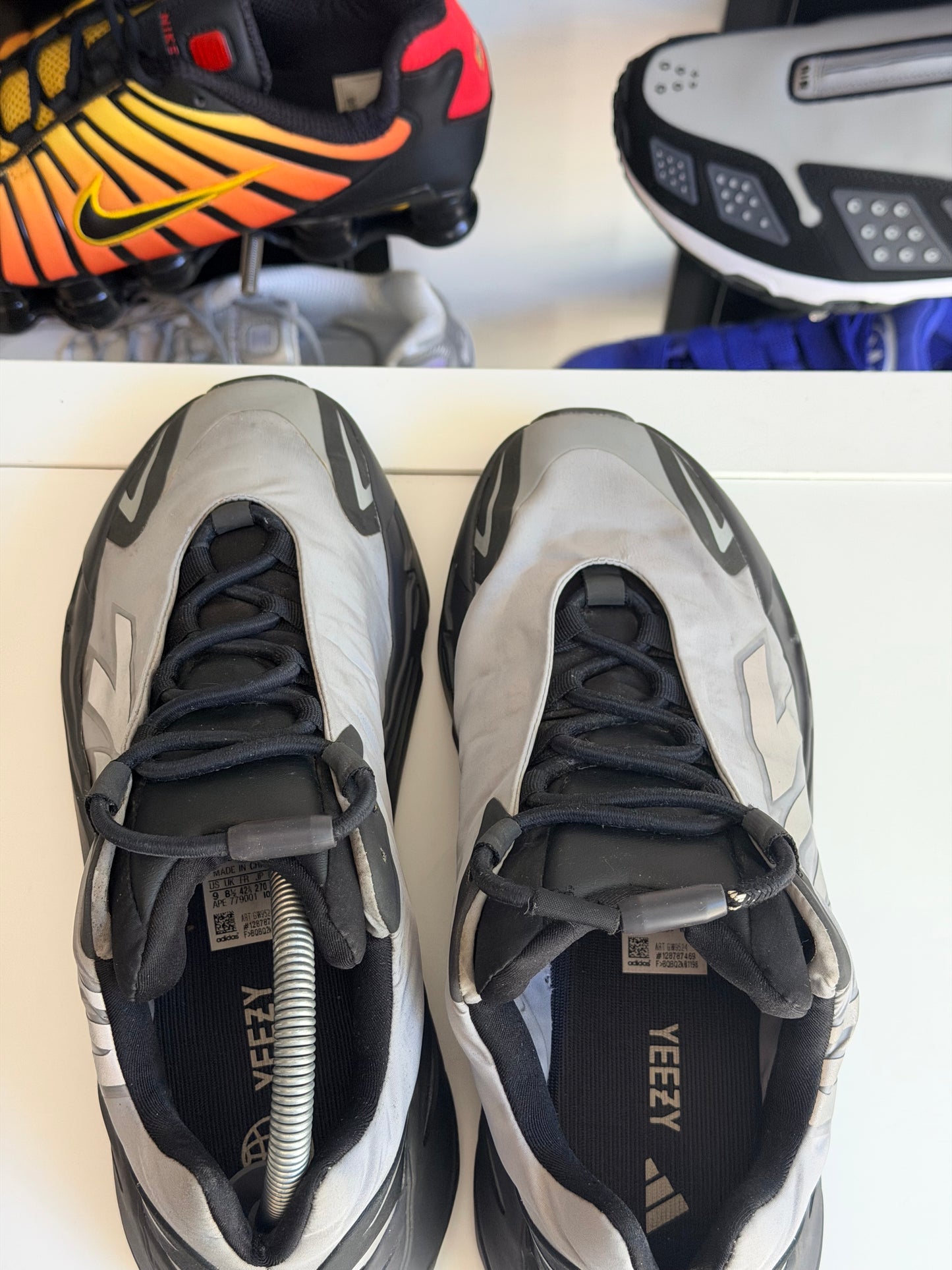 Yeezy 700 MNVN metalic - TAILLE 42