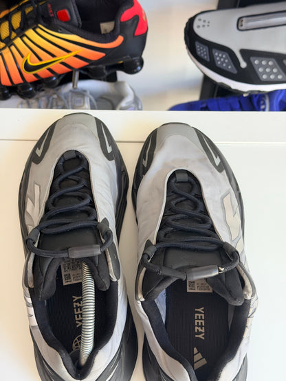 Yeezy 700 MNVN metalic - TAILLE 42