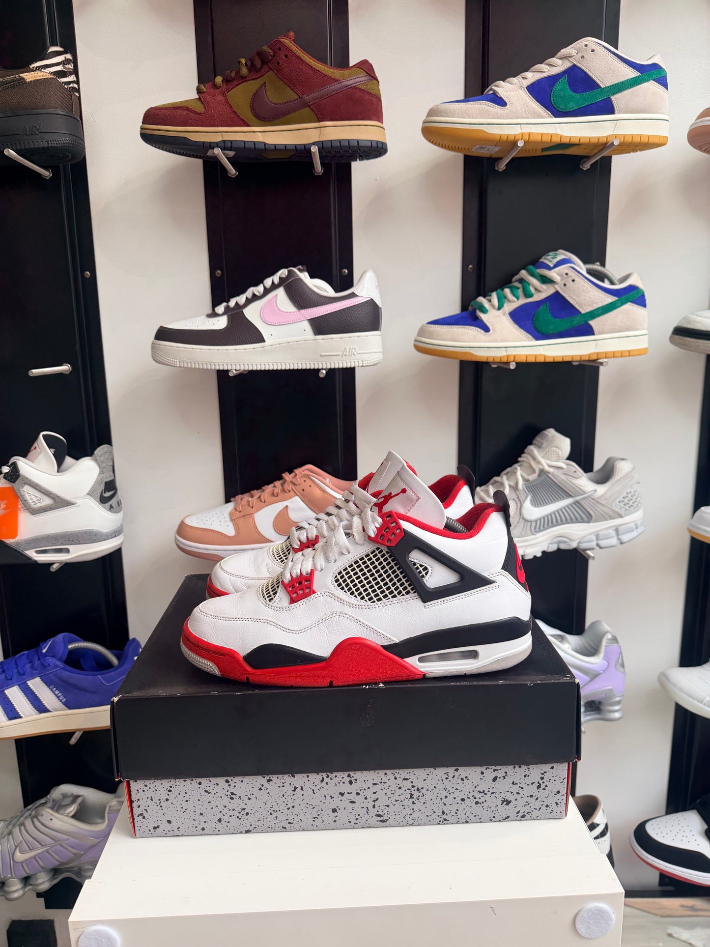 Jordan 4 fire red - taille 43