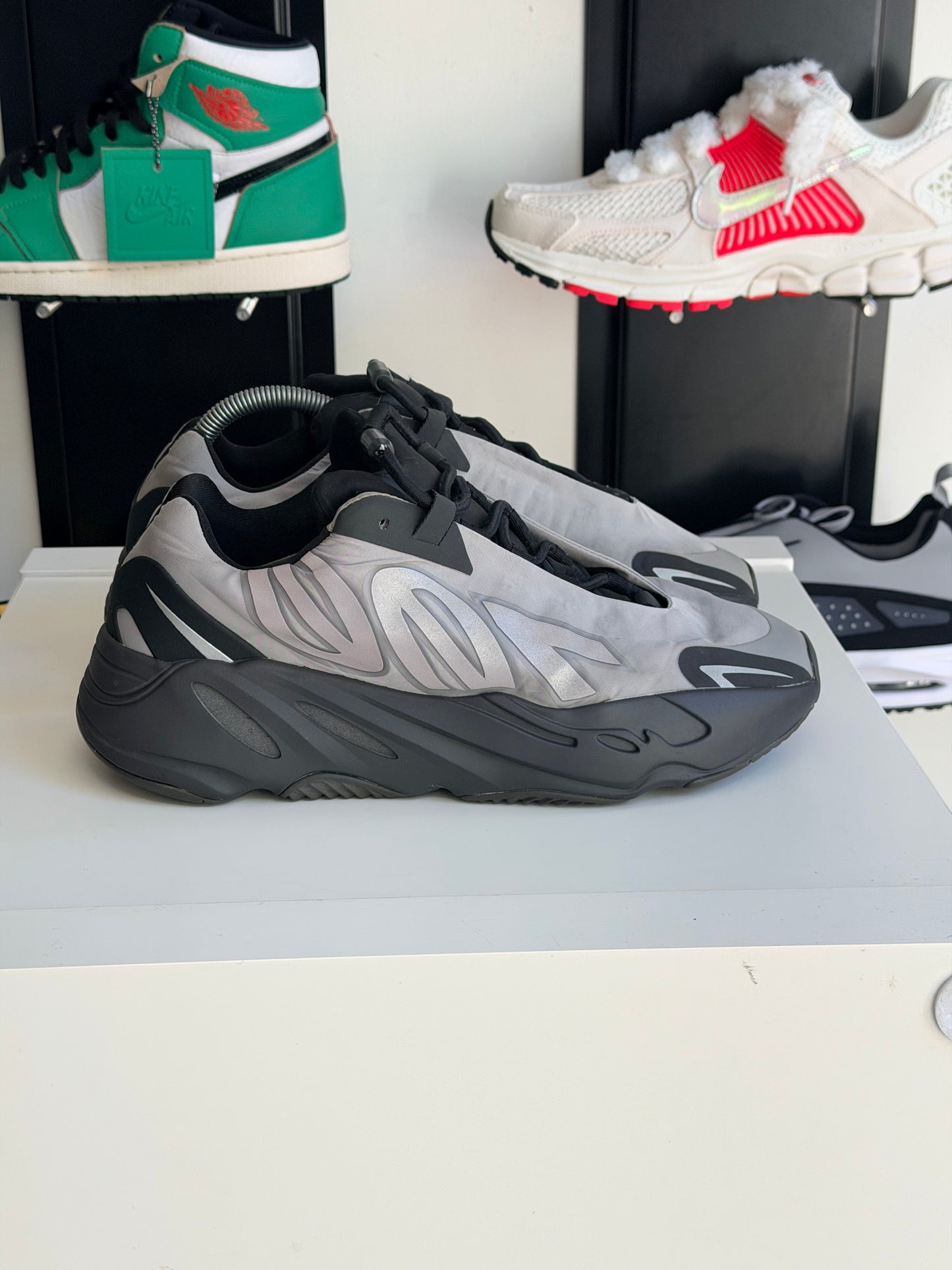 Yeezy 700 MNVN metalic - TAILLE 42