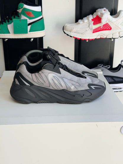 Yeezy 700 MNVN metalic - TAILLE 42