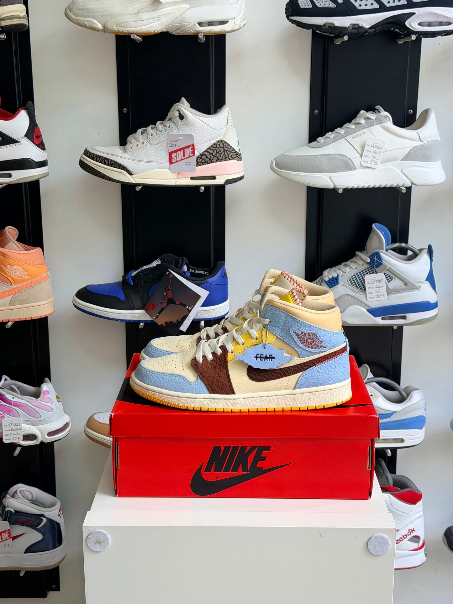 Jordan 1 mid MCR - TAILLE 45
