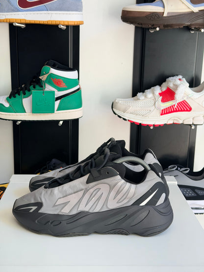 Yeezy 700 MNVN metalic - TAILLE 42
