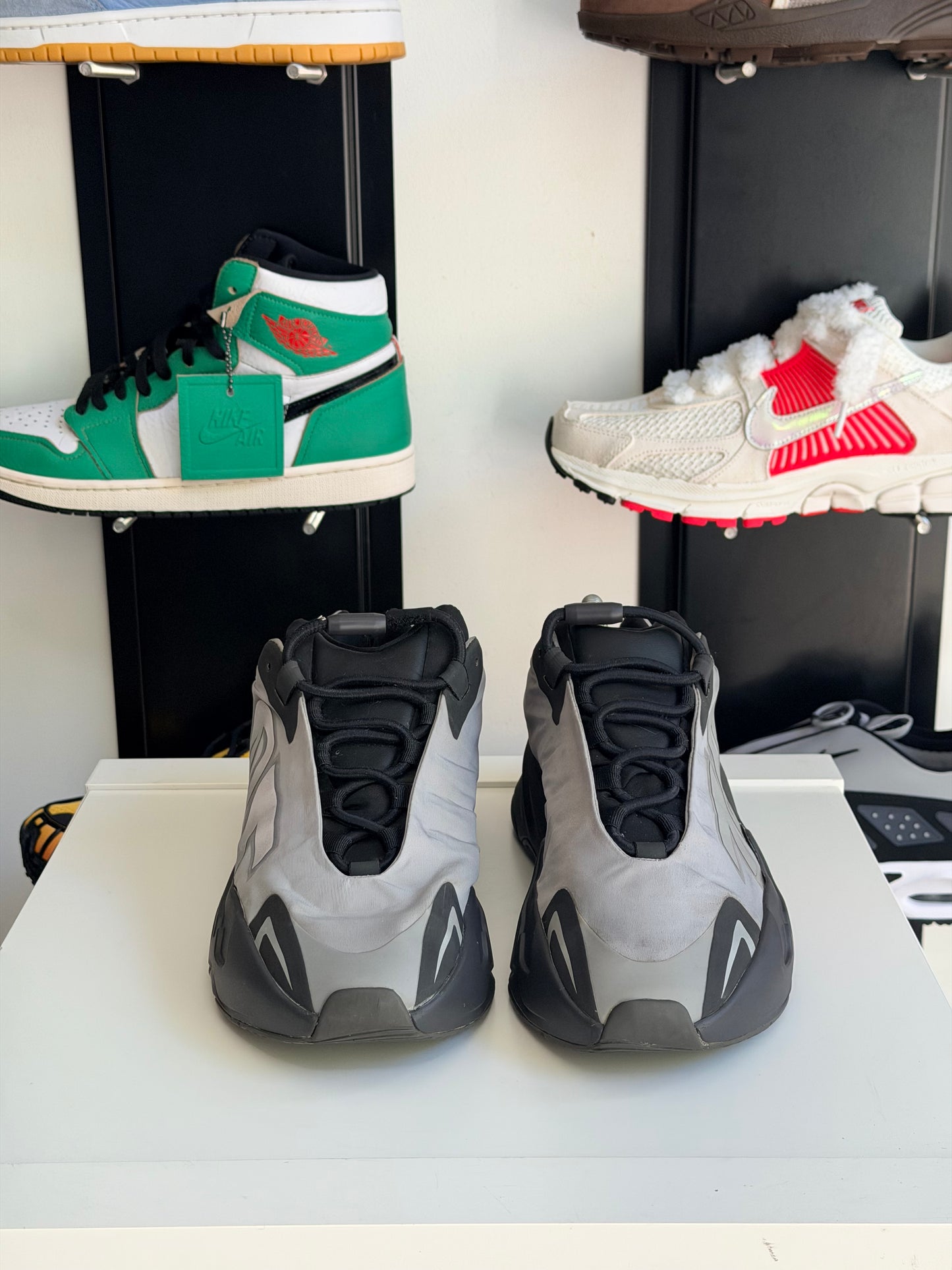Yeezy 700 MNVN metalic - TAILLE 42