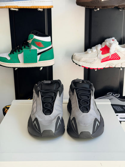 Yeezy 700 MNVN metalic - TAILLE 42