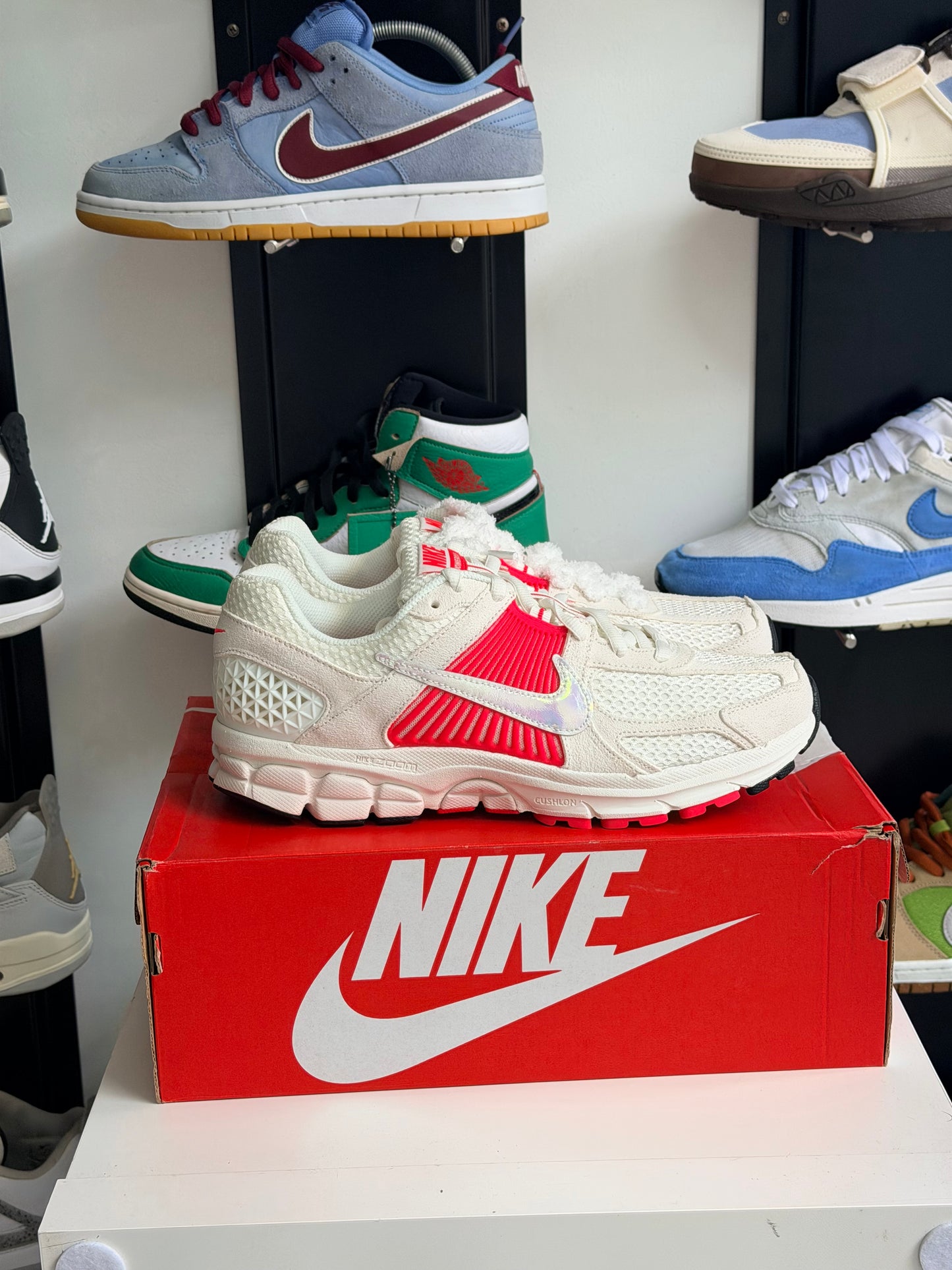 NIKE VOMERO 5 ROUGE - TAILLE 43