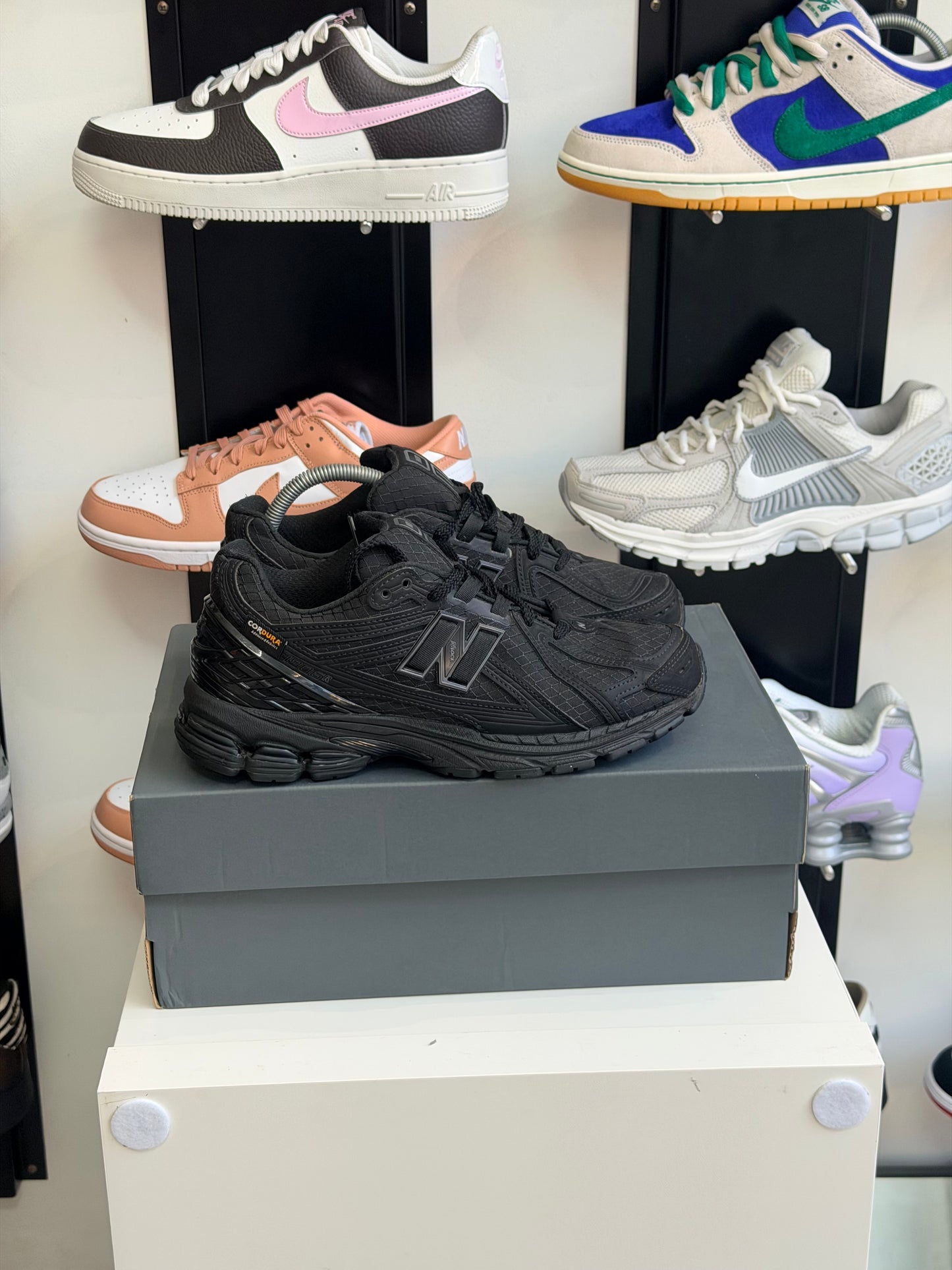New balance 1906r triple black - taille 41,5