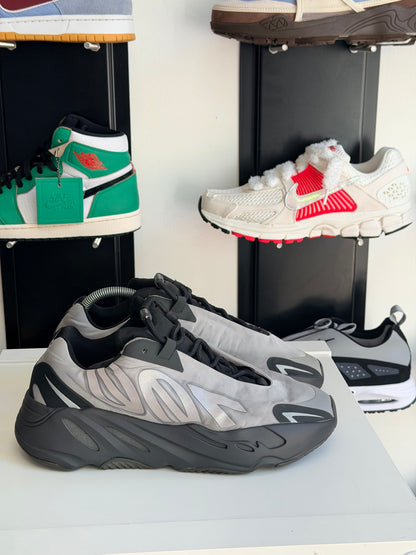 Yeezy 700 MNVN metalic - TAILLE 42