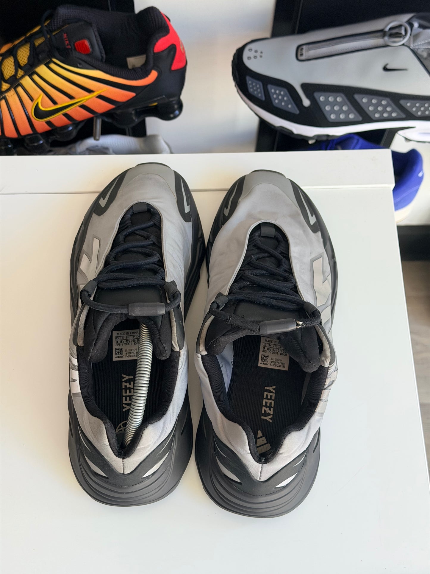 Yeezy 700 MNVN metalic - TAILLE 42