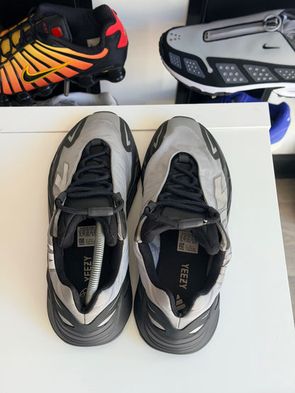 Yeezy 700 MNVN metalic - TAILLE 42